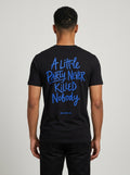 Camiseta A Little Party preta, vista de costas, vestida por modelo