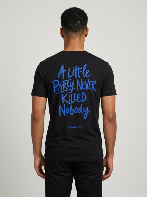 Camiseta A Little Party preta, vista de costas, vestida por modelo
