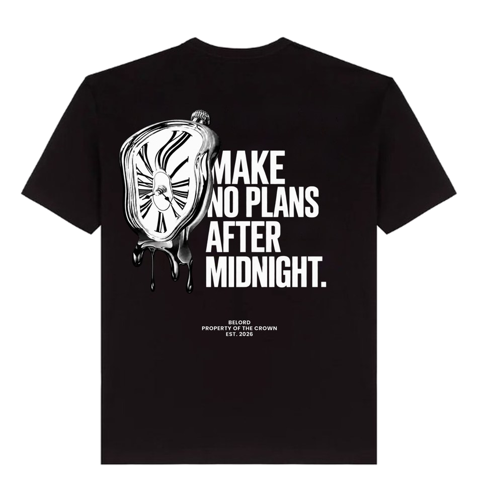 Camiseta No Plans After Midnight preta, costas com a estampa, imagem da peça