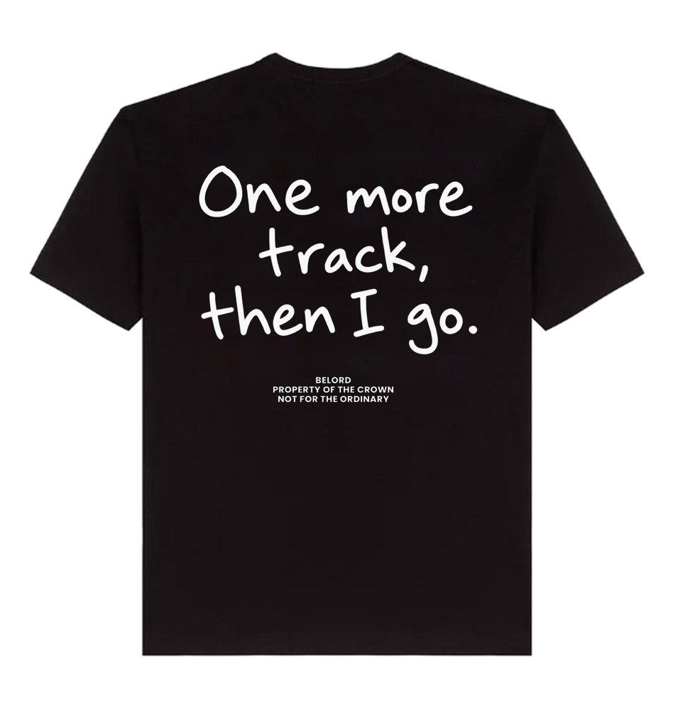 Camiseta One More Track preta, costas com a estampa, imagem da peça