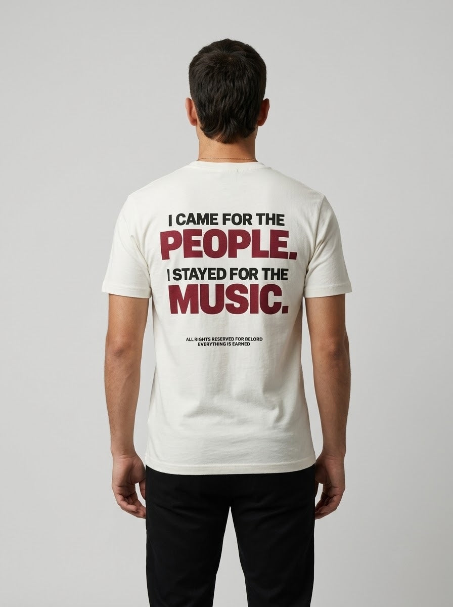 Camiseta People & Music branca, vista de costas, vestida por modelo