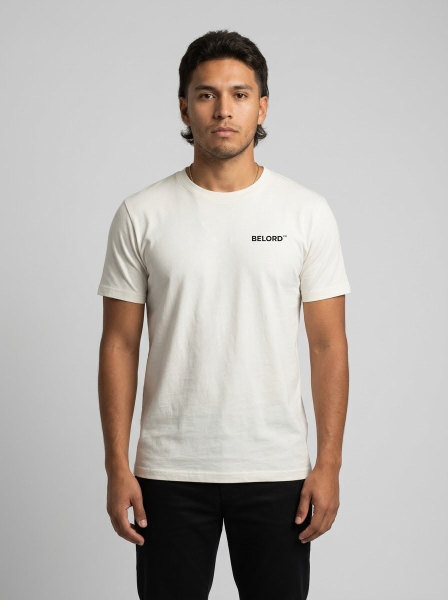Camiseta People & Music branca, vista da frente, vestida por modelo