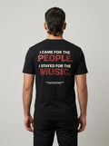 Camiseta People & Music preta, vista de costas, vestida por modelo