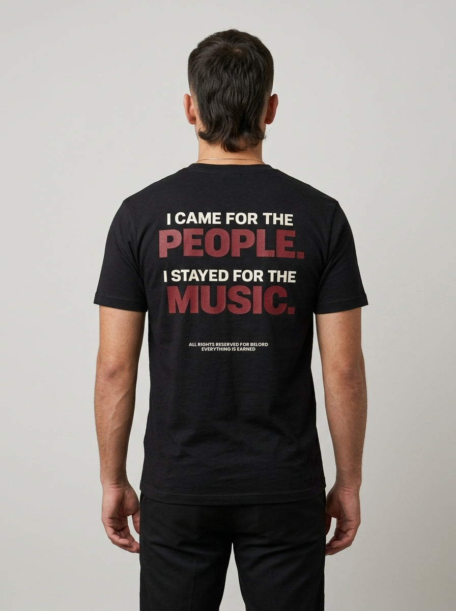 Camiseta People & Music preta, vista de costas, vestida por modelo