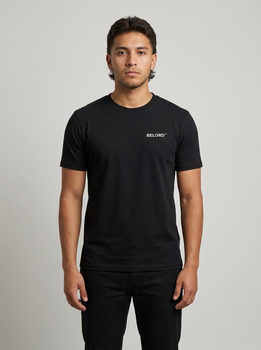 Camiseta People & Music preta, vista da frente, vestida por modelo