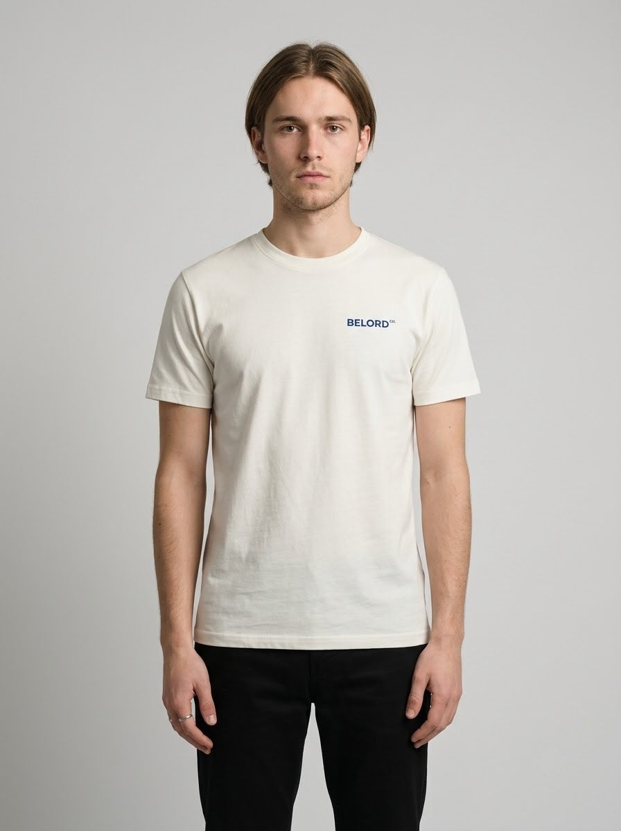 Camiseta Home By Now branca, vista da frente, vestida por modelo