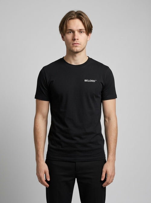 Camiseta Home By Now preta, vista da frente, vestida por modelo