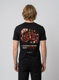 Camiseta Bad Idea preta, vista de costas, vestida por modelo