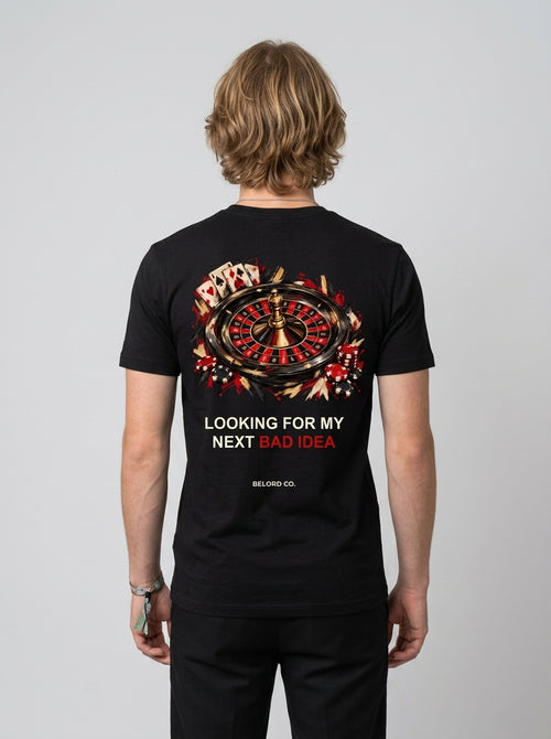 Camiseta Bad Idea preta, vista de costas, vestida por modelo