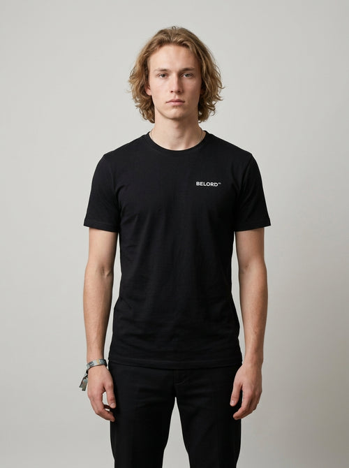 Camiseta Bad Idea preta, vista da frente, vestida por modelo
