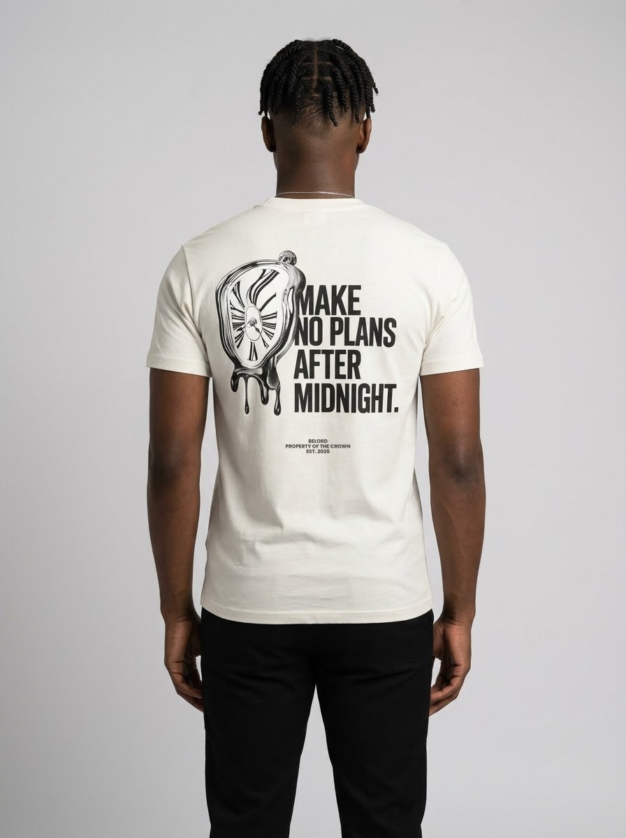 Camiseta No Plans After Midnight branca, vista de costas, vestida por modelo