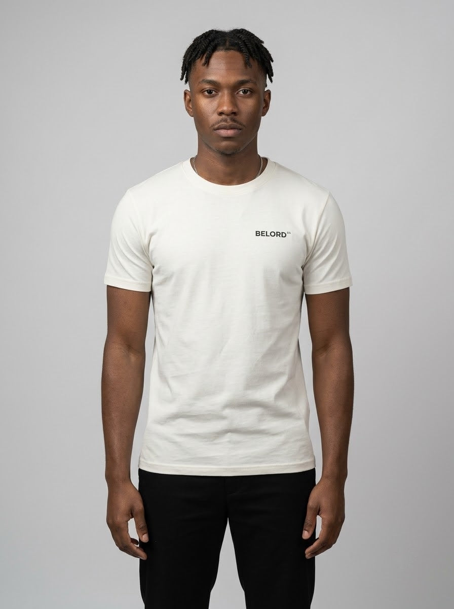 Camiseta No Plans After Midnight branca, vista da frente, vestida por modelo