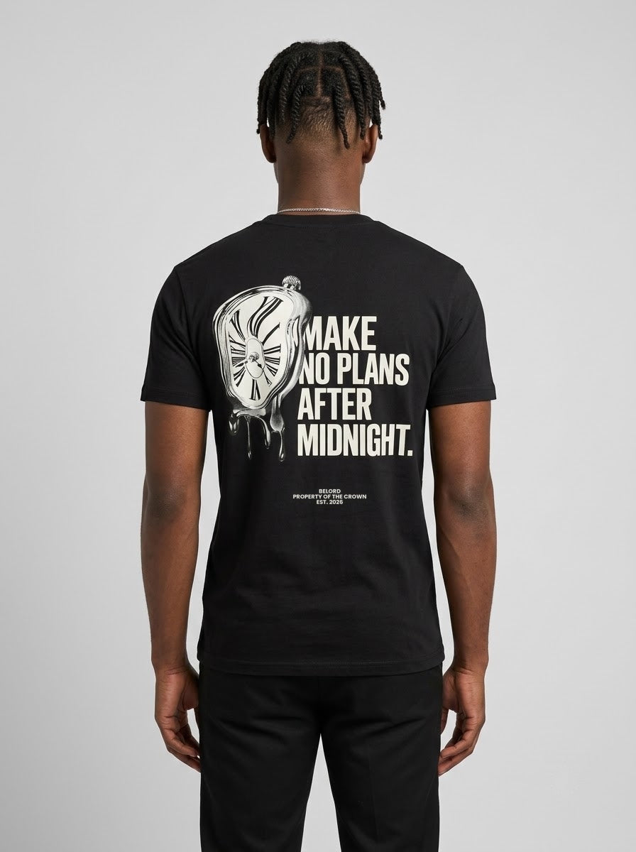 Camiseta No Plans After Midnight preta, vista de costas, vestida por modelo