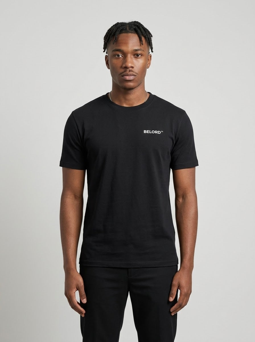 Camiseta No Plans After Midnight preta, vista da frente, vestida por modelo