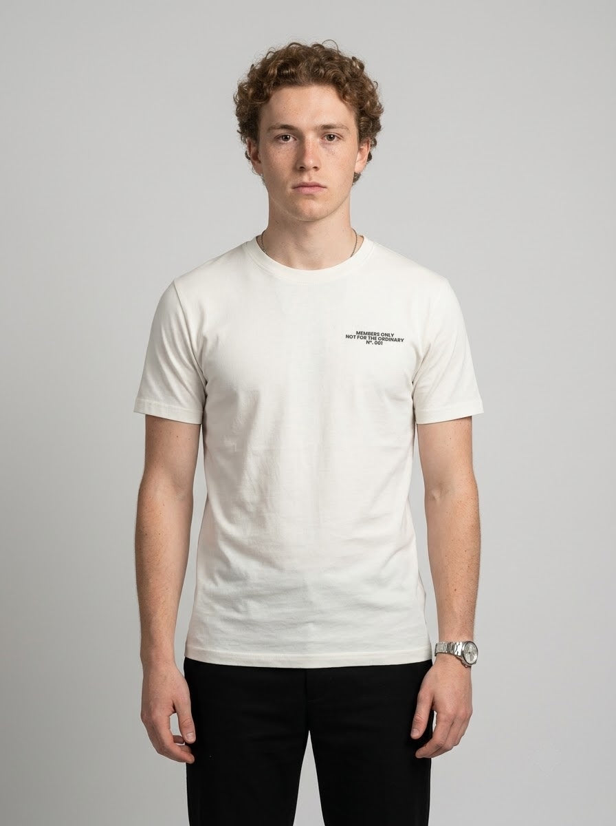 Camiseta More Life branca, vista da frente, vestida por modelo