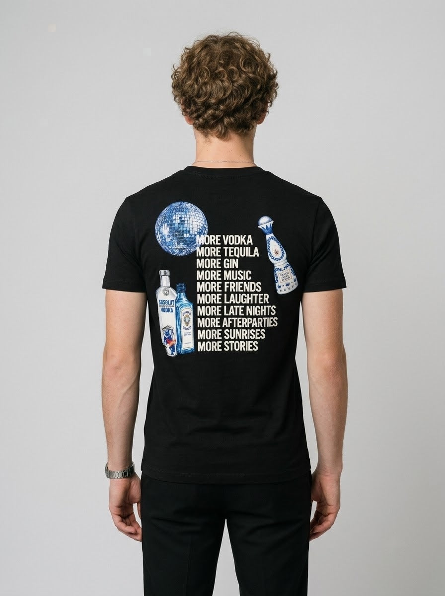 Camiseta More Life preta, vista de costas, vestida por modelo
