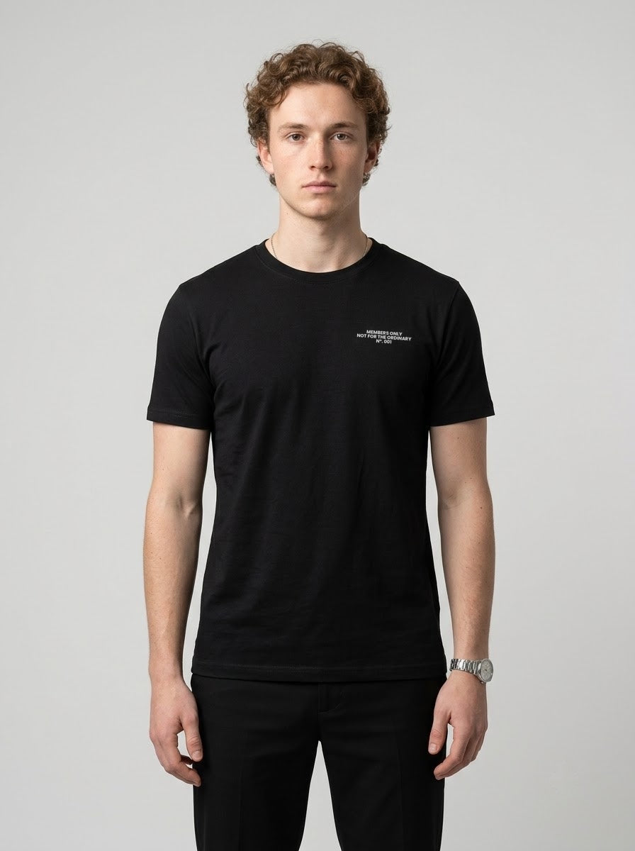 Camiseta More Life preta, vista da frente, vestida por modelo
