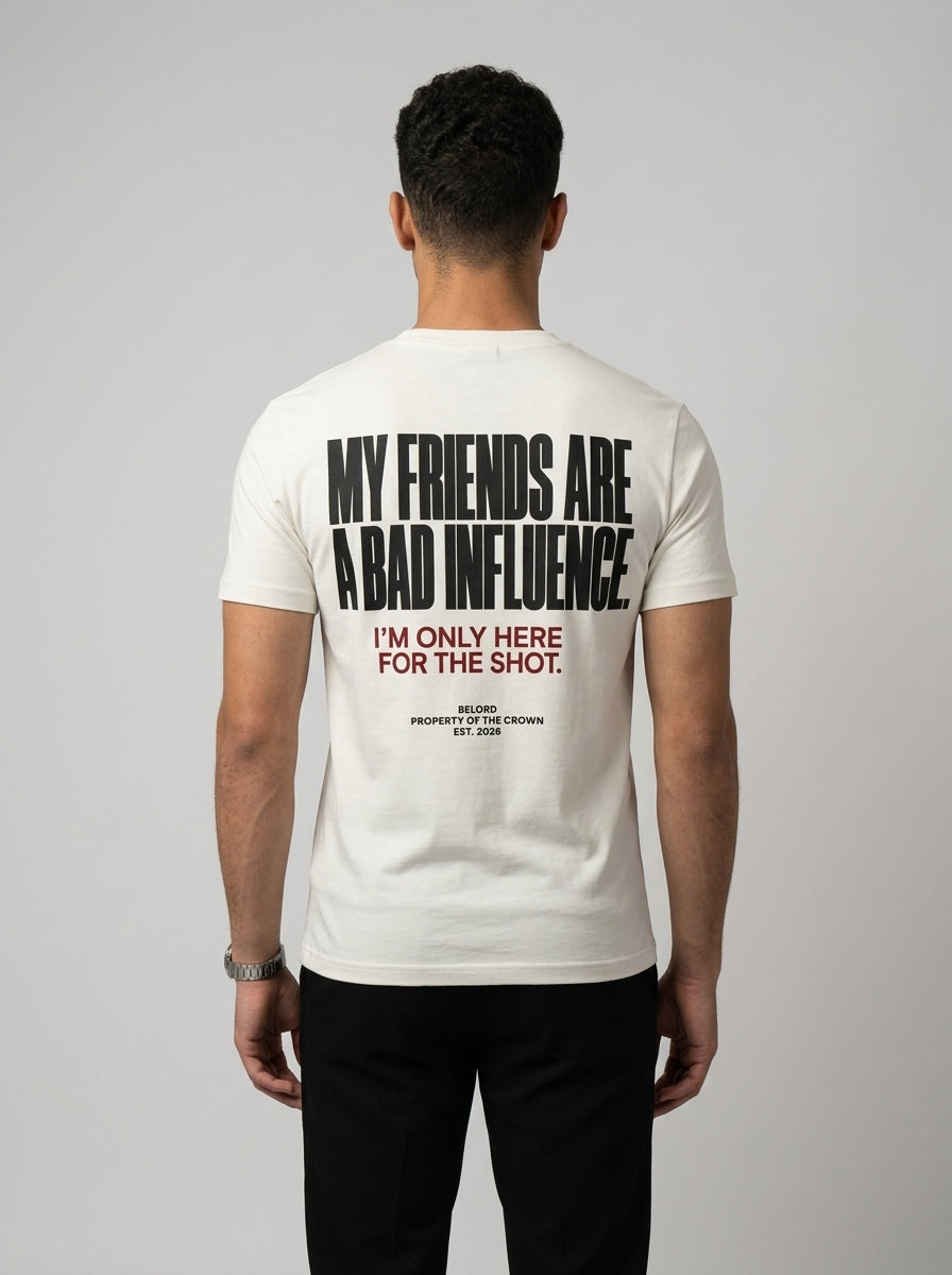 Camiseta Bad Influence branca, vista de costas, vestida por modelo