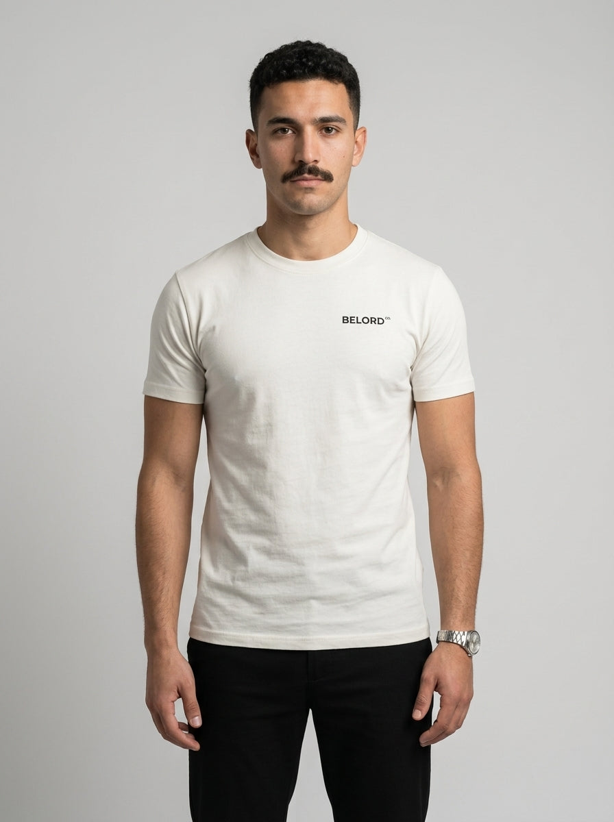 Camiseta Bad Influence branca, vista da frente, vestida por modelo
