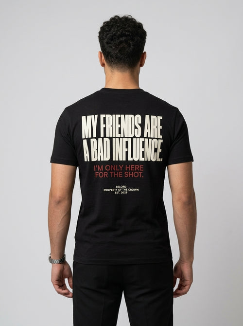 Camiseta Bad Influence preta, vista de costas, vestida por modelo