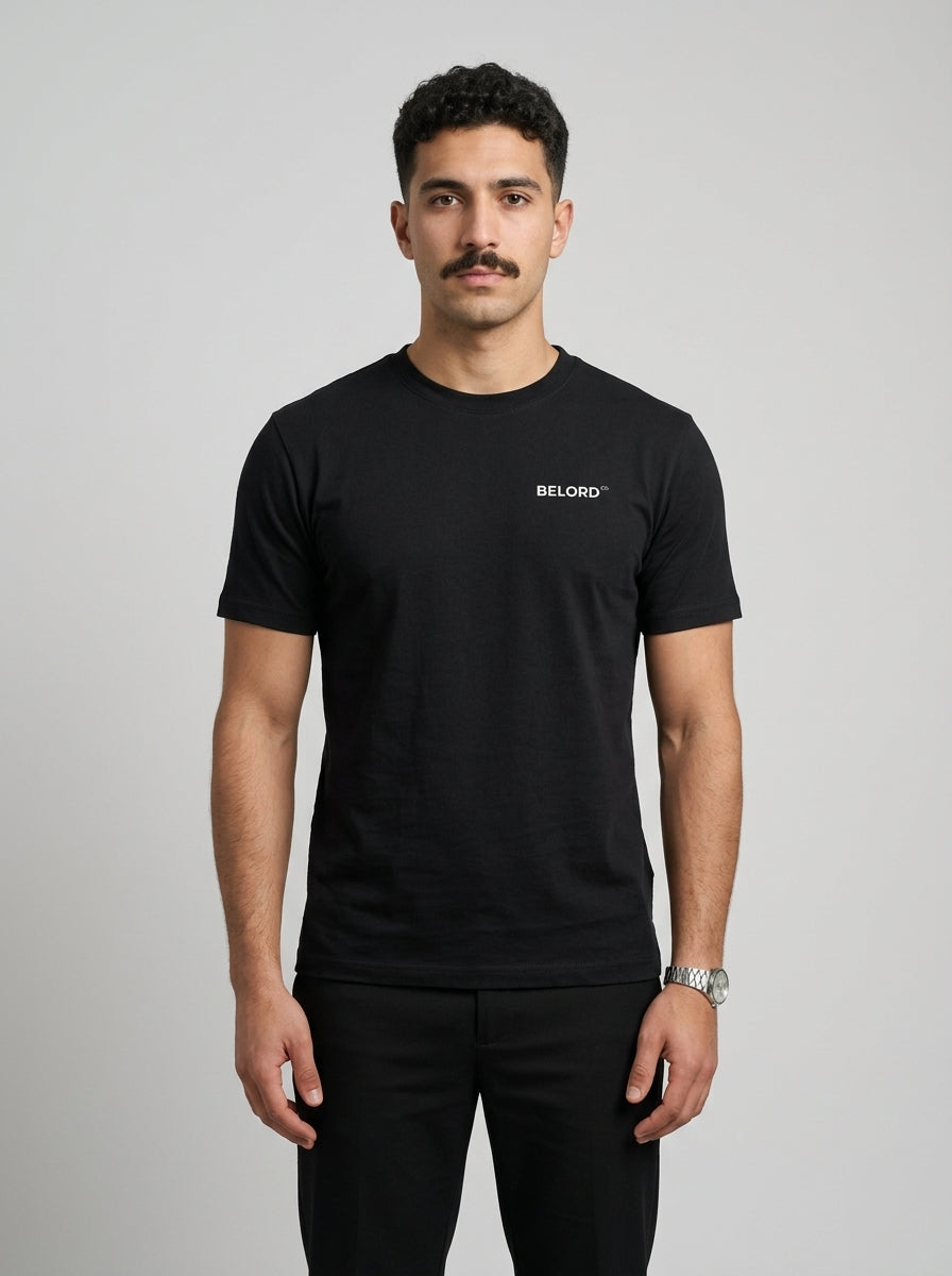 Camiseta Bad Influence preta, vista da frente, vestida por modelo