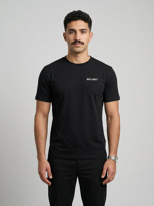 Camiseta Bad Influence preta, vista da frente, vestida por modelo