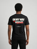 Camiseta On My Way preta, vista de costas, vestida por modelo