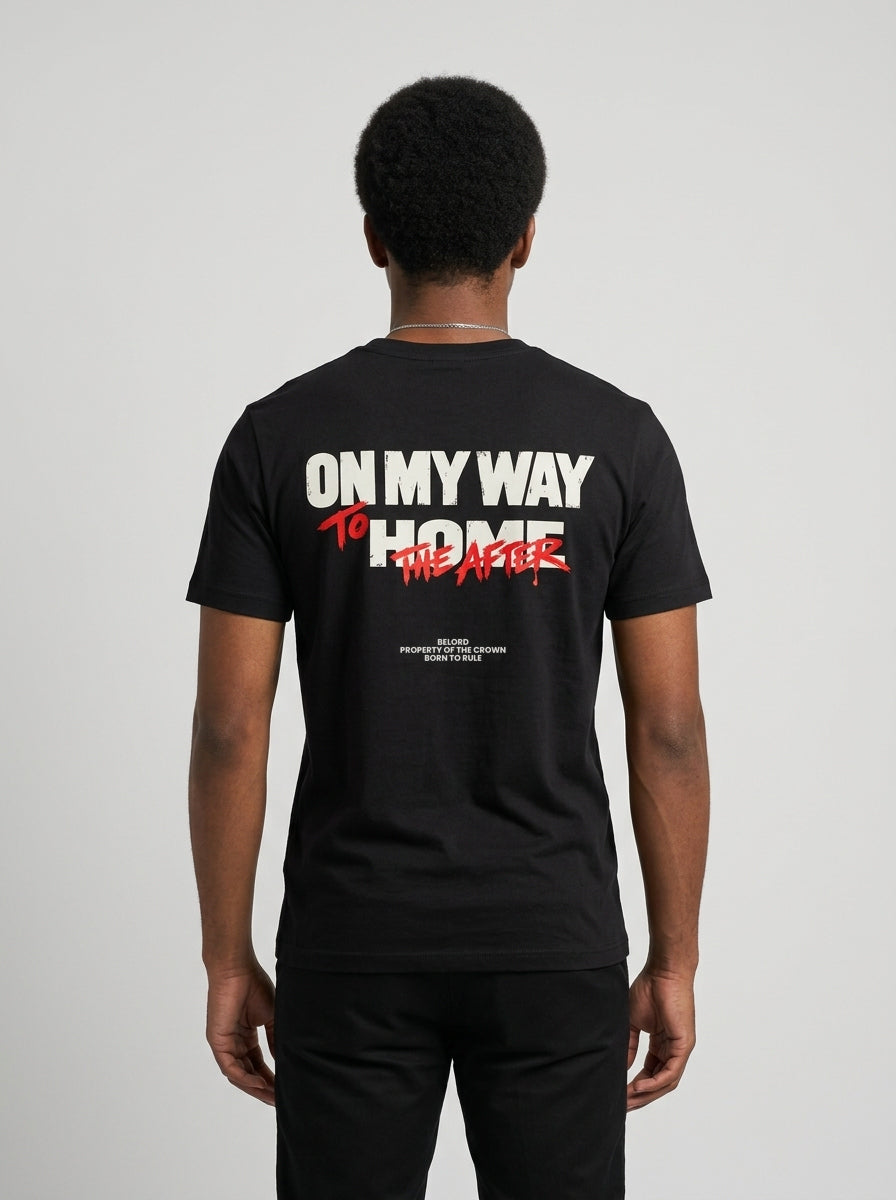 Camiseta On My Way preta, vista de costas, vestida por modelo