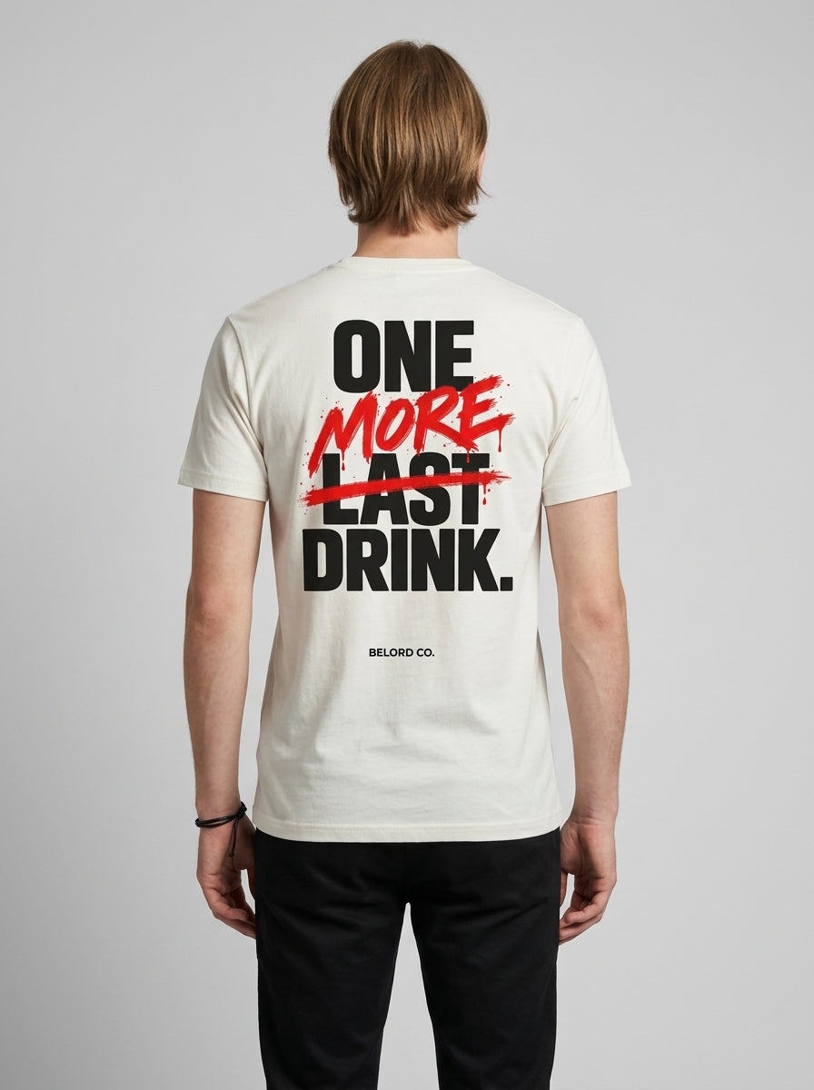 Camiseta One More Drink branca, vista de costas, vestida por modelo