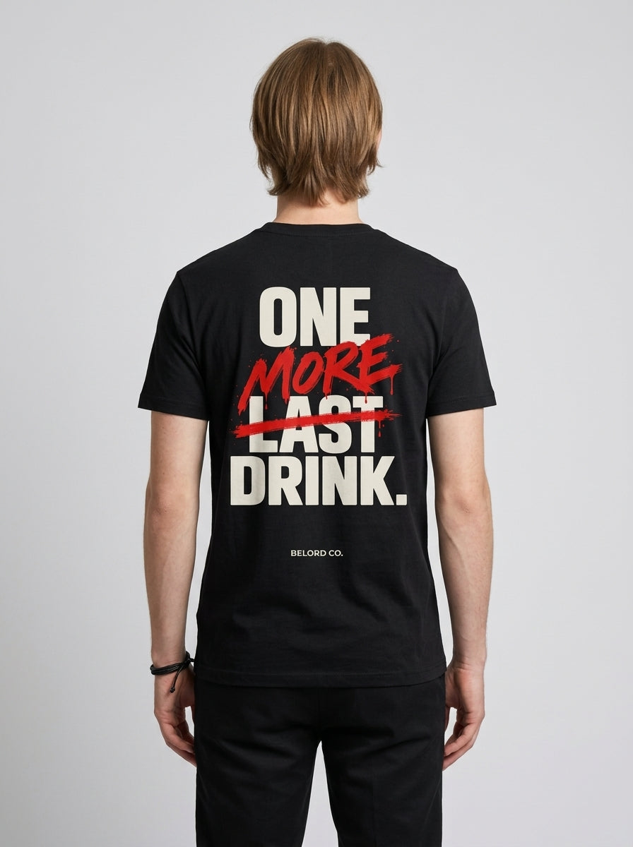 Camiseta One More Drink preta, vista de costas, vestida por modelo