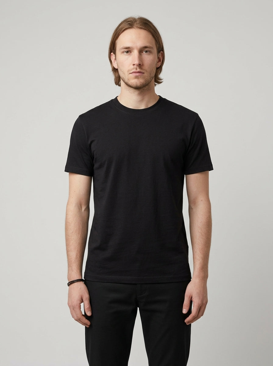Camiseta One More Drink preta, vista da frente, vestida por modelo