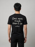Camiseta One More Track preta, vista de costas, vestida por modelo