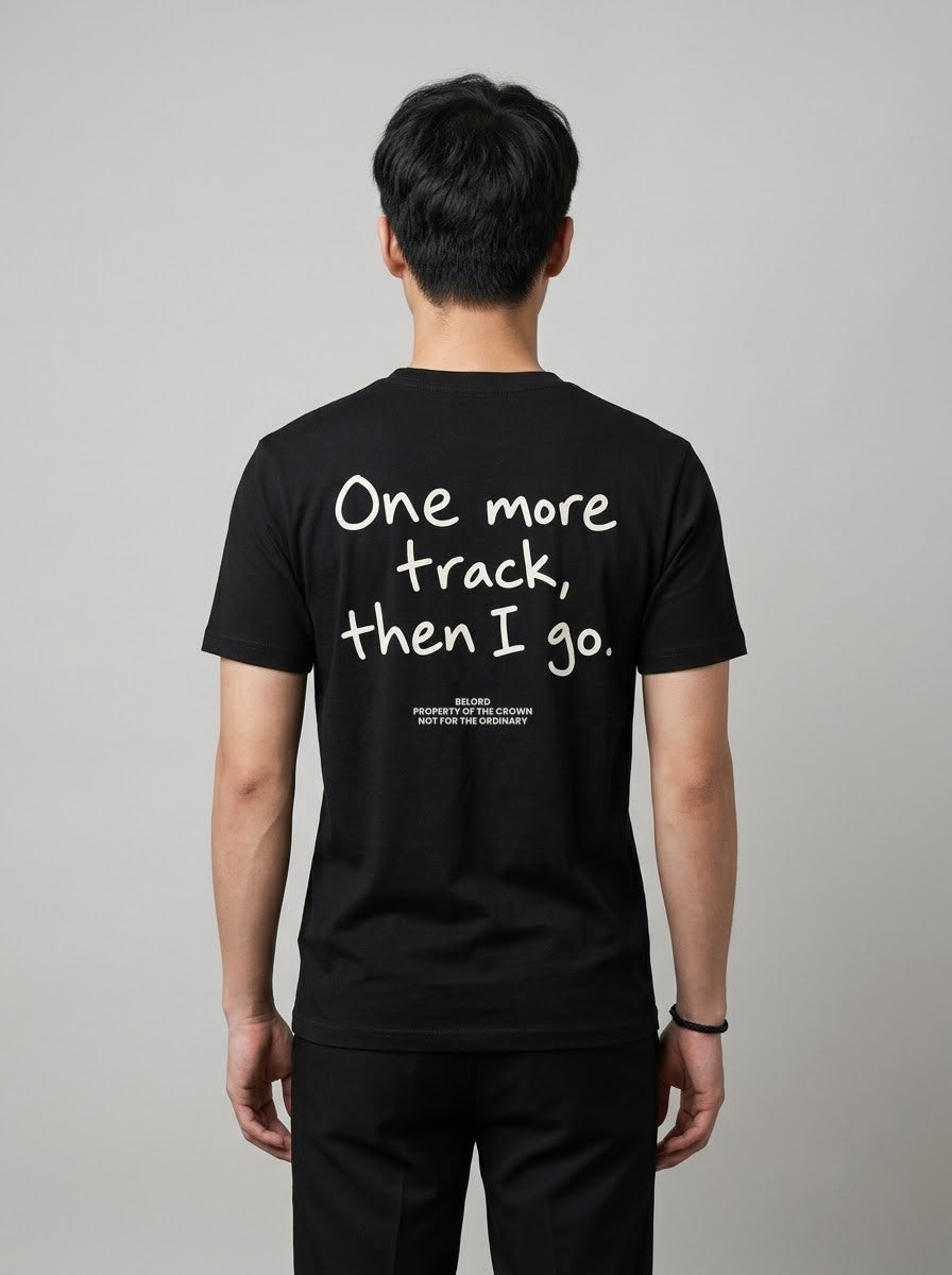 Camiseta One More Track preta, vista de costas, vestida por modelo