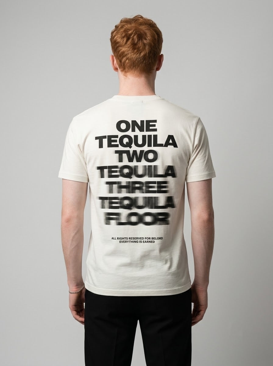 Camiseta Tequila Floor branca, vista de costas, vestida por modelo