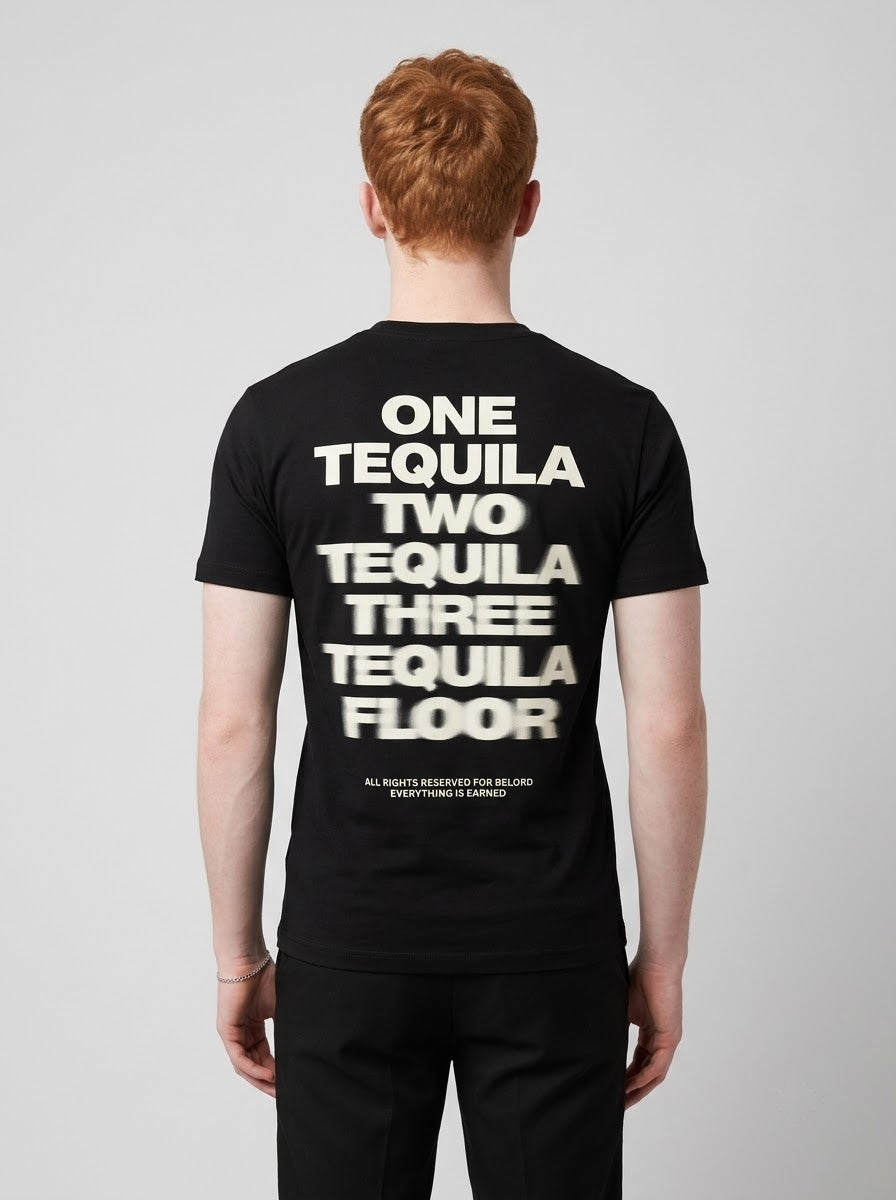 Camiseta Tequila Floor preta, vista de costas, vestida por modelo