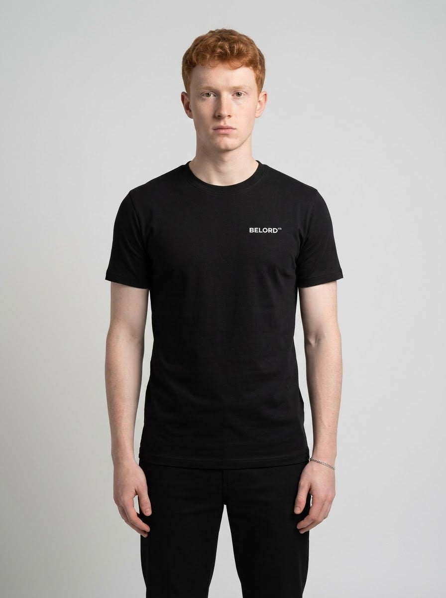 Camiseta Tequila Floor preta, vista da frente, vestida por modelo