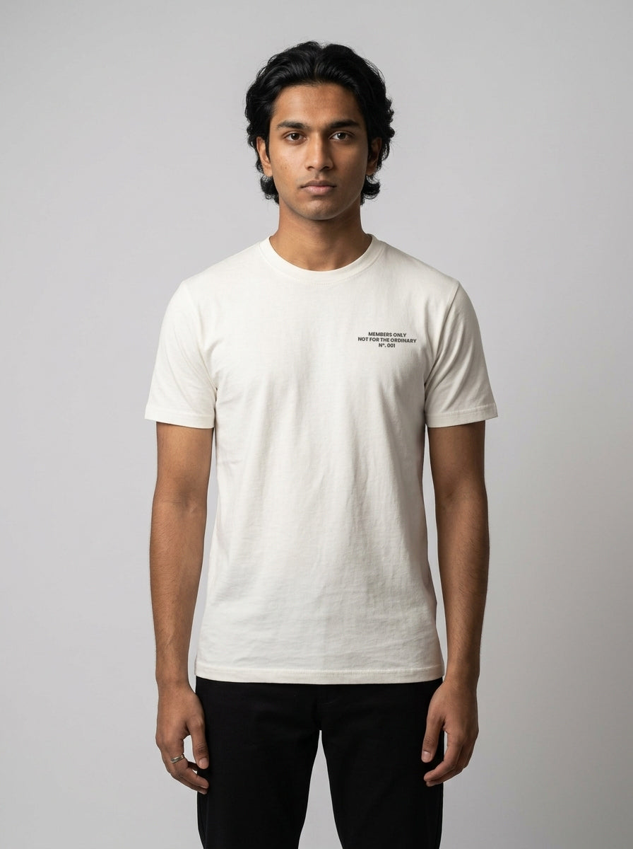 Camiseta Save Water branca, vista da frente, vestida por modelo