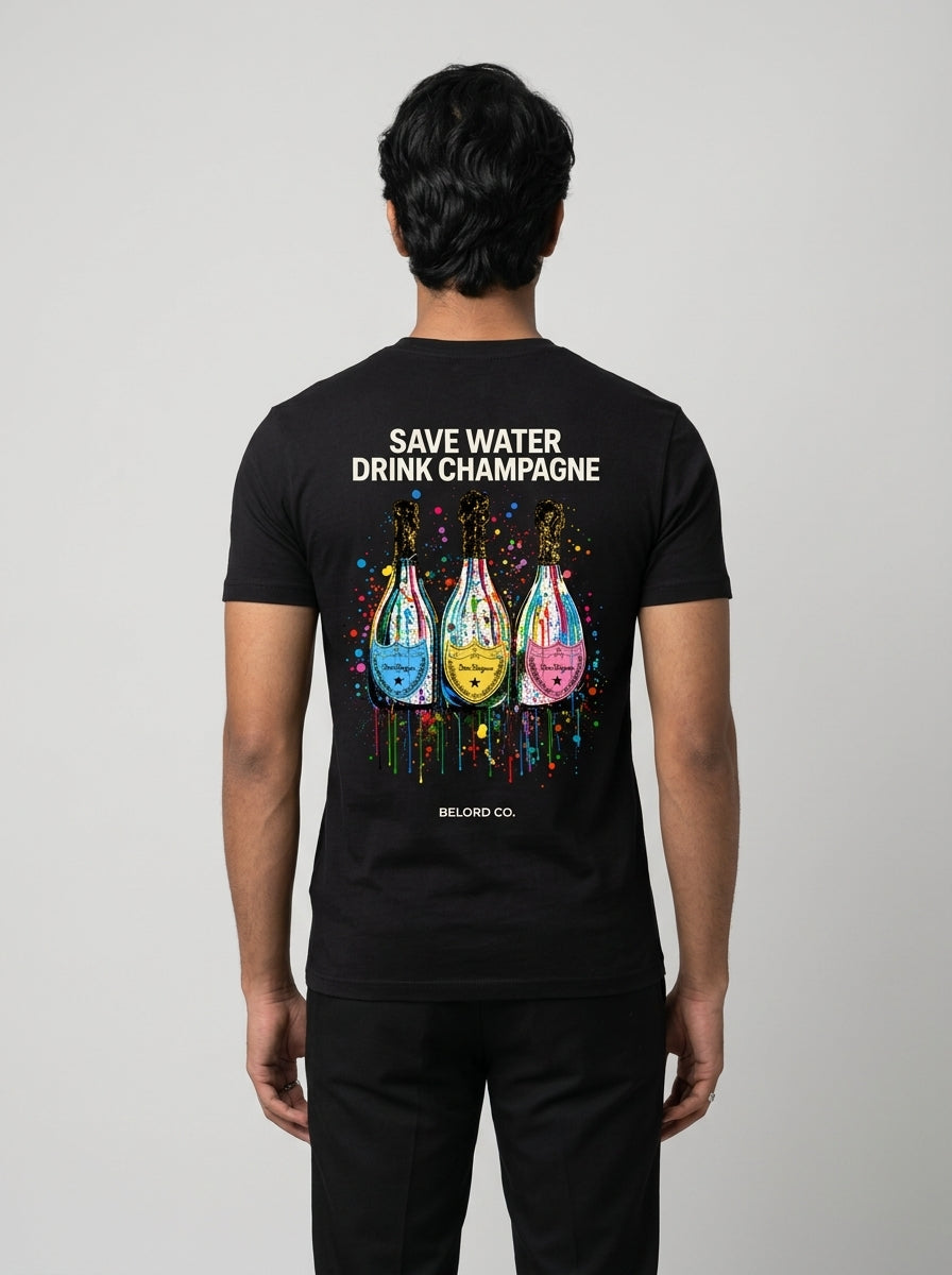 Camiseta Save Water preta, vista de costas, vestida por modelo