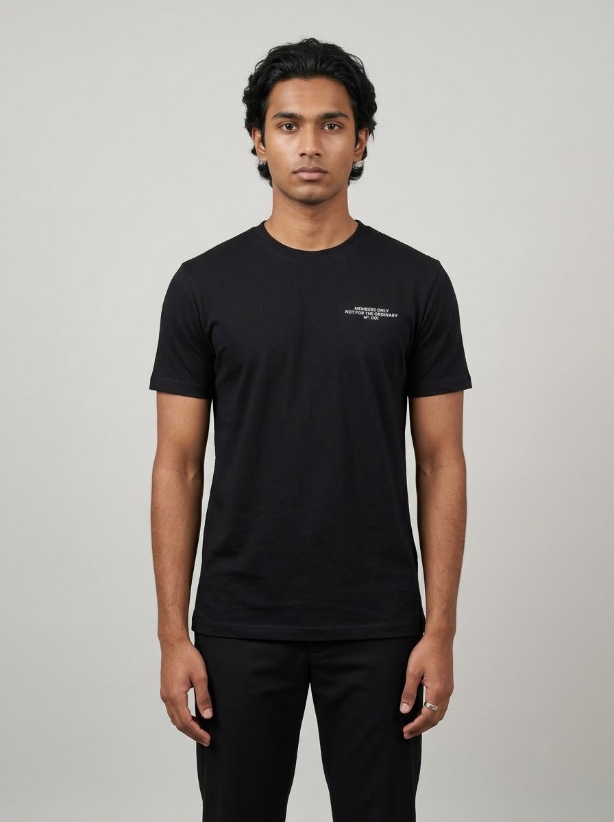 Camiseta Save Water preta, vista da frente, vestida por modelo