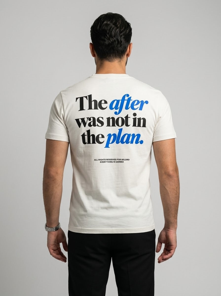 Camiseta Not In The Plan branca, vista de costas, vestida por modelo