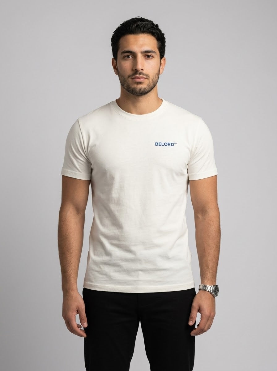 Camiseta Not In The Plan branca, vista da frente, vestida por modelo