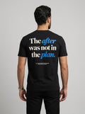 Camiseta Not In The Plan preta, vista de costas, vestida por modelo
