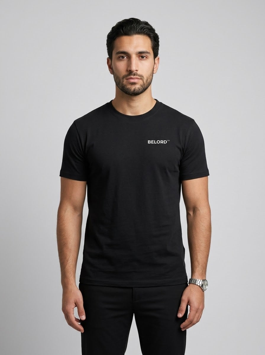 Camiseta Not In The Plan preta, vista da frente, vestida por modelo