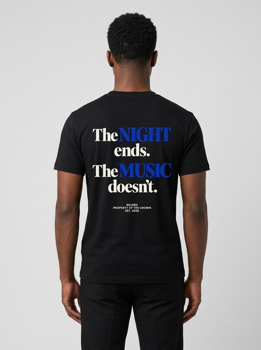 Camiseta The Night Ends preta, vista de costas, vestida por modelo