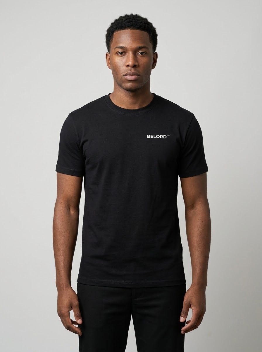 Camiseta The Night Ends preta, vista da frente, vestida por modelo