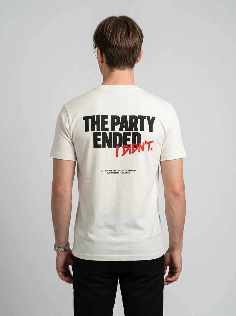 Camiseta Party Ended branca, vista de costas, vestida por modelo