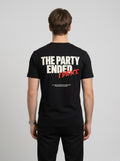 Camiseta Party Ended preta, vista de costas, vestida por modelo