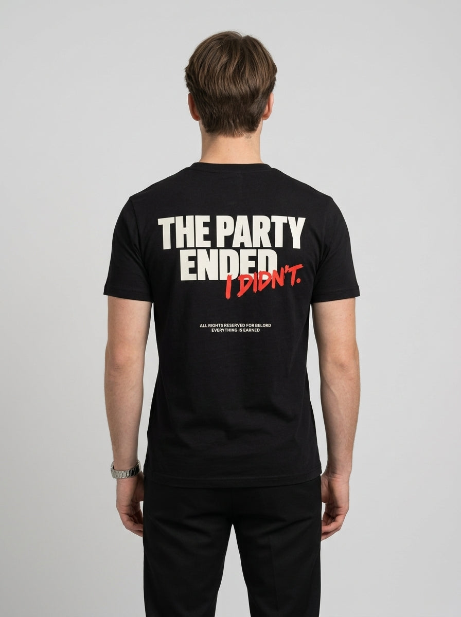 Camiseta Party Ended preta, vista de costas, vestida por modelo