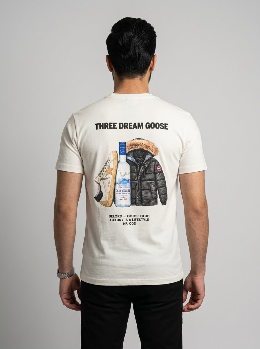 Camiseta Three Dream Goose branca, vista de costas, vestida por modelo