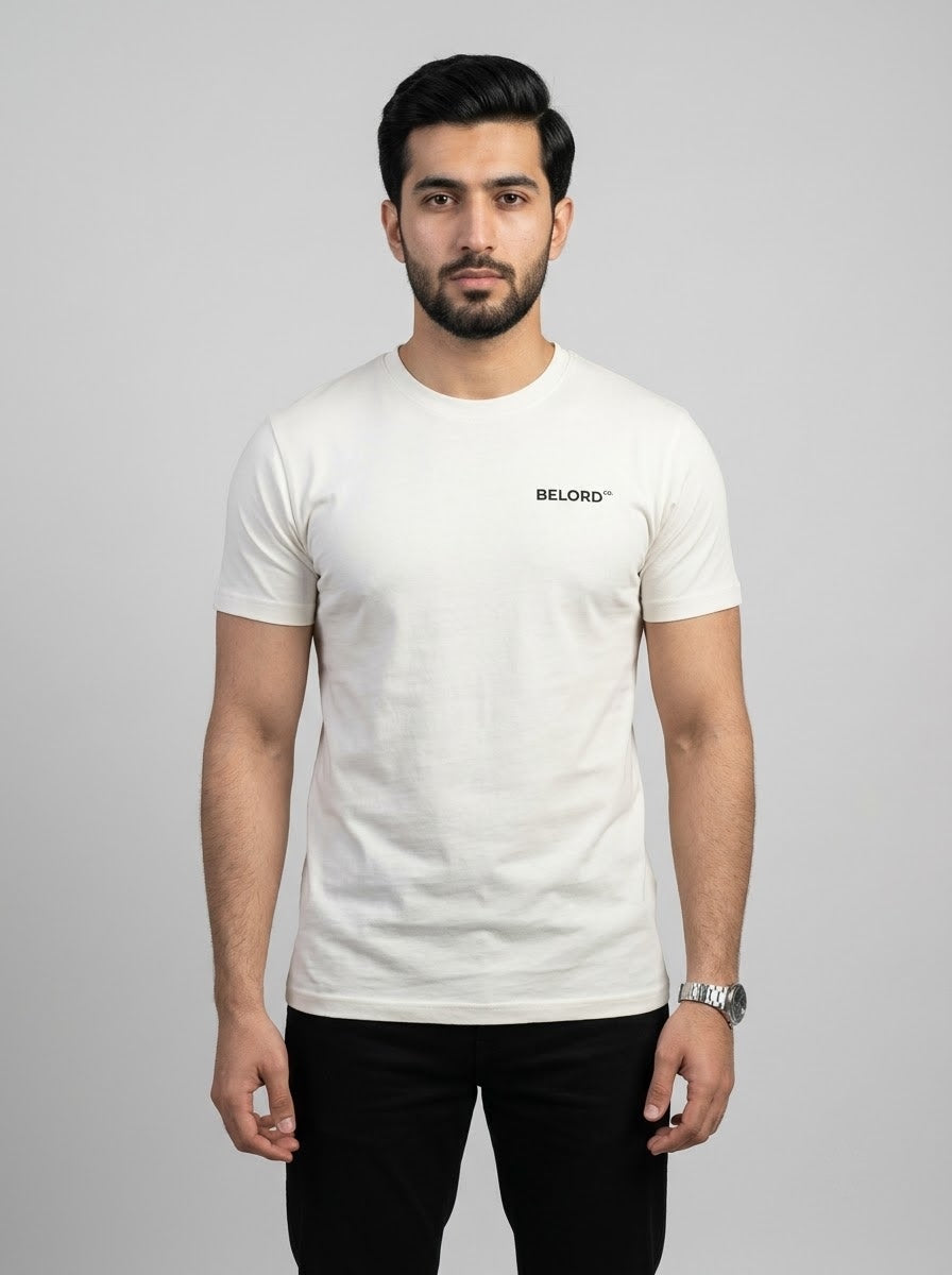 Camiseta Three Dream Goose branca, vista da frente, vestida por modelo